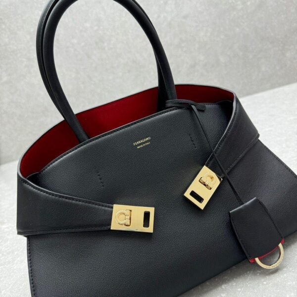 Salvatore Ferragamo Hug medium crna
