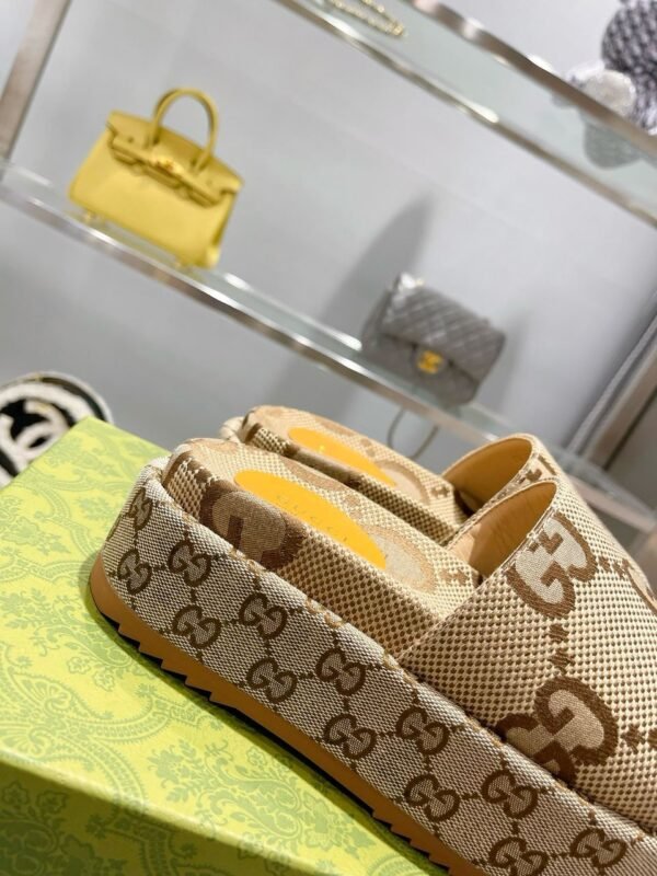 Gucci Sandale Monogram platform beige - Slika 2