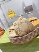 Gucci Sandale Monogram platform beige
