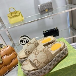Gucci Sandale Monogram platform beige