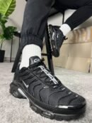 Nike AIR MAX PLUS BLACK TN bijeli nike logo