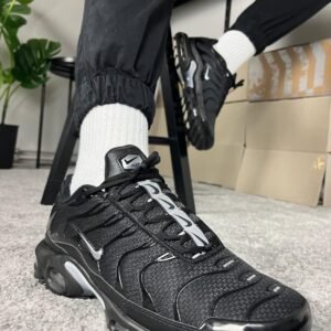 Nike AIR MAX PLUS BLACK TN bijeli nike logo