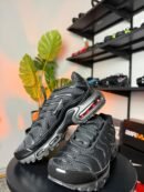 Nike AIR MAX PLUS BLACK TN crni nike logo