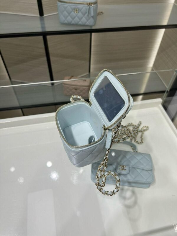 Chanel Mini Top Handle Vanity With Chain Light Blue Lambskin Gold Hard - Slika 3