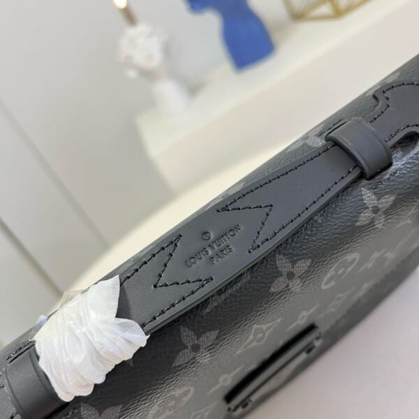 Louis Vuitton messenger