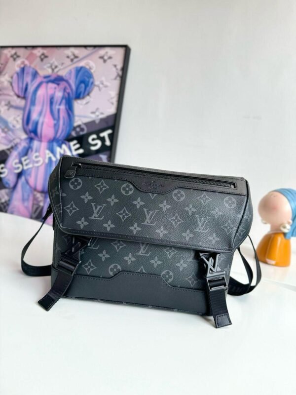 Louis Vuitton Monogram Eclipse Small Messenger Bag - Slika 15