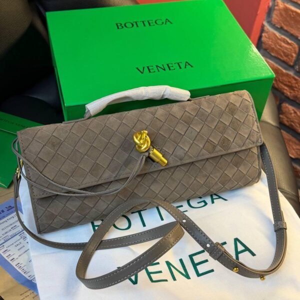 Bottega Veneta Andiamo Clutch "Beige"