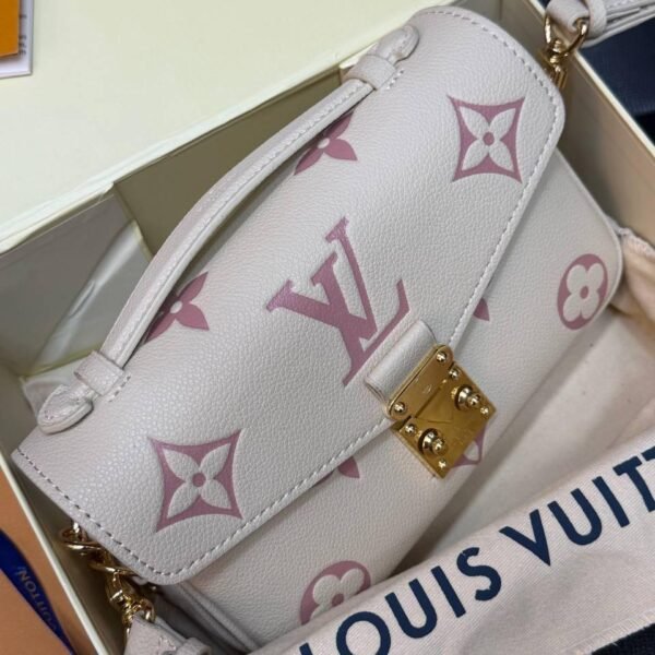 Louis Vuitton Pochette Métis East West Monogram Canvas v2