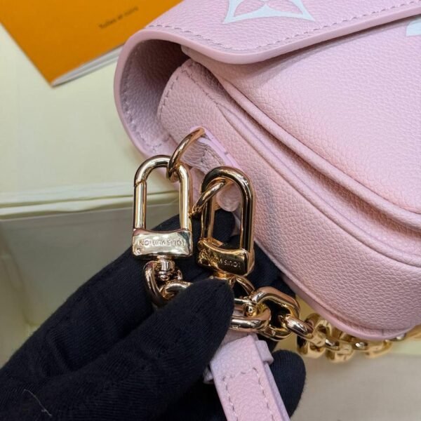 Louis Vuitton Pochette Métis East West Monogram Canvas v3