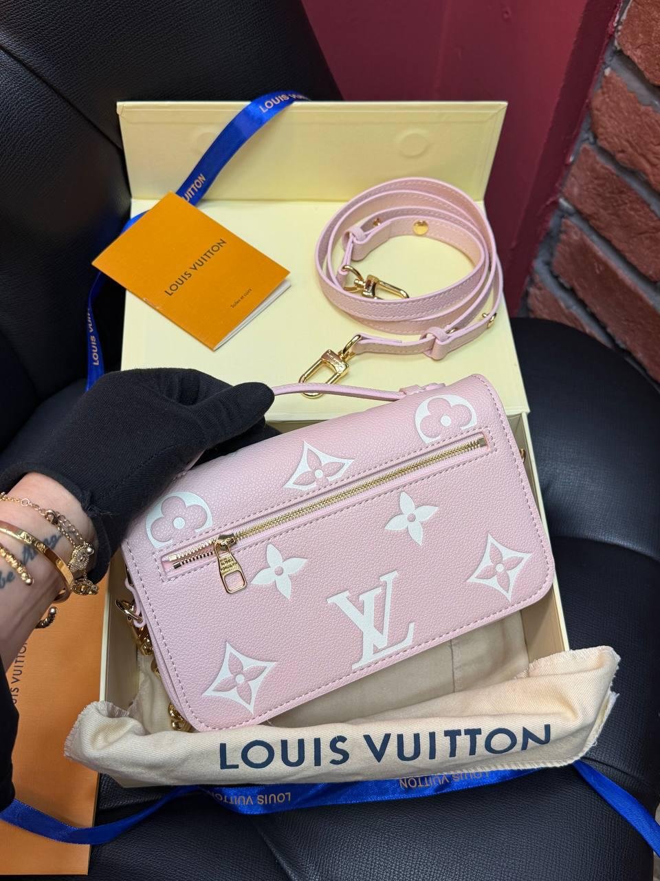 Louis Vuitton Pochette Métis East West Monogram Canvas v3 - Slika 13