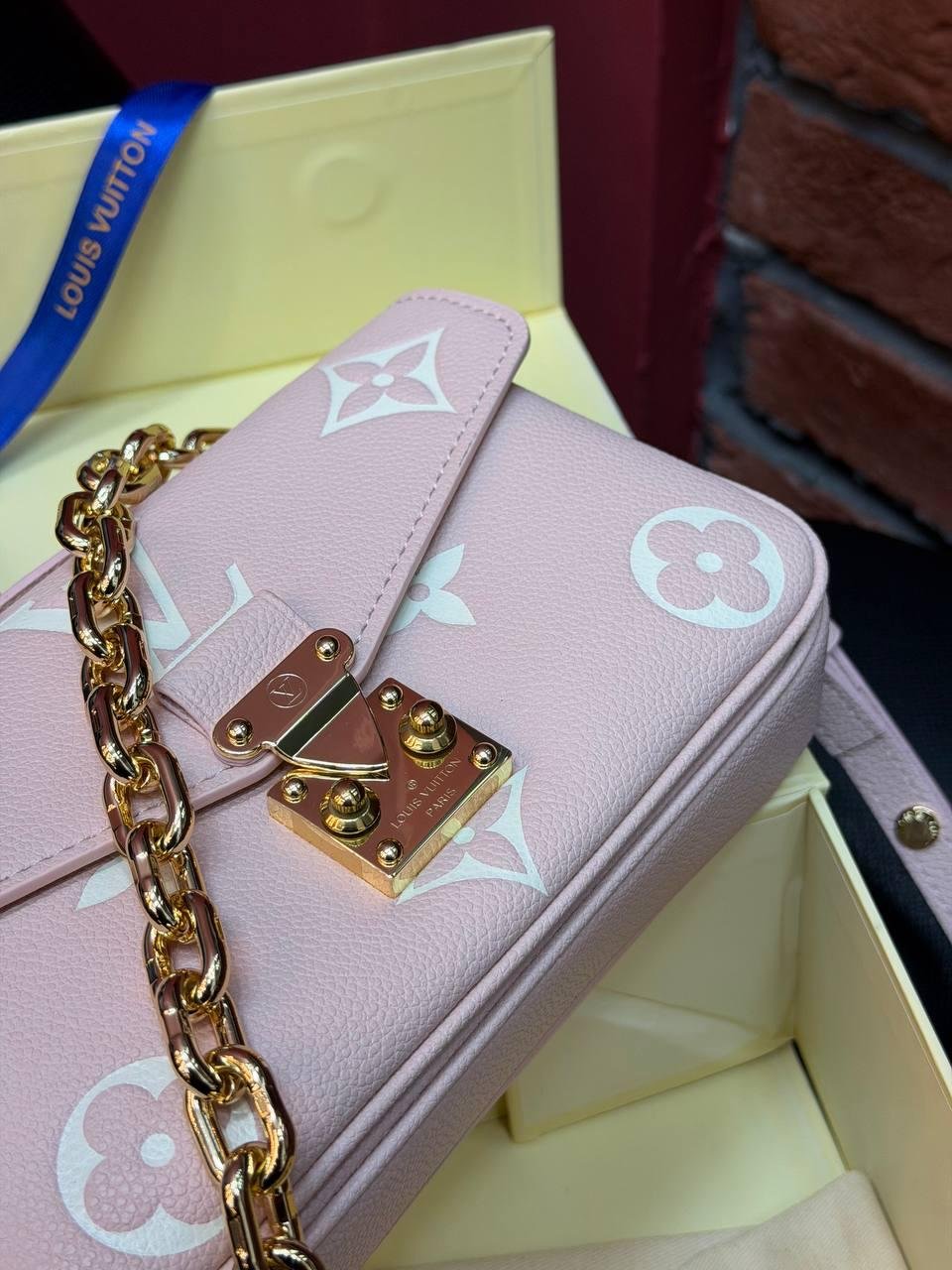 Louis Vuitton Pochette Métis East West Monogram Canvas v3 - Slika 17