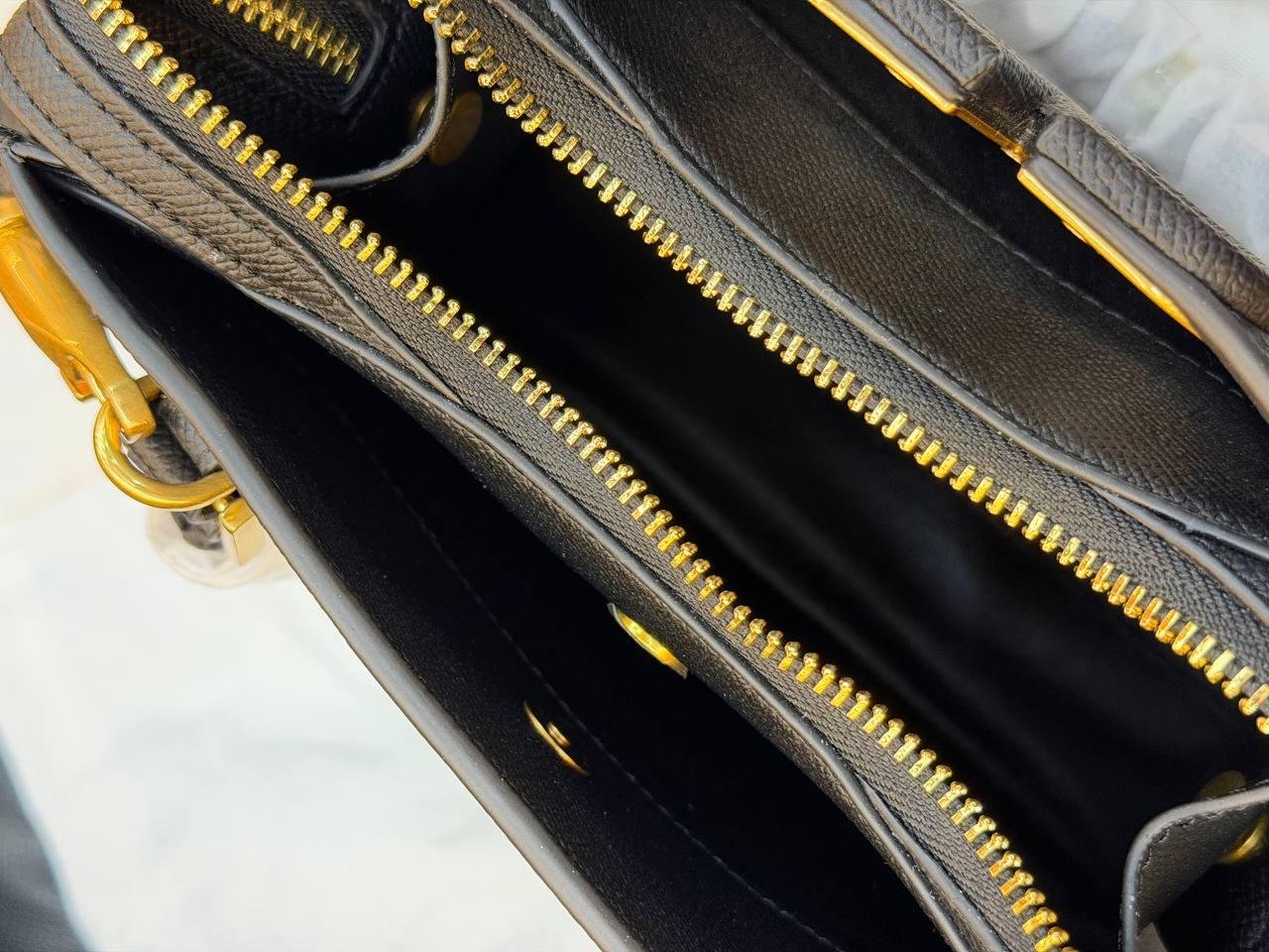 Valentino Garavani Small Vsling Leather Top-handle Bag "Black" - Slika 13